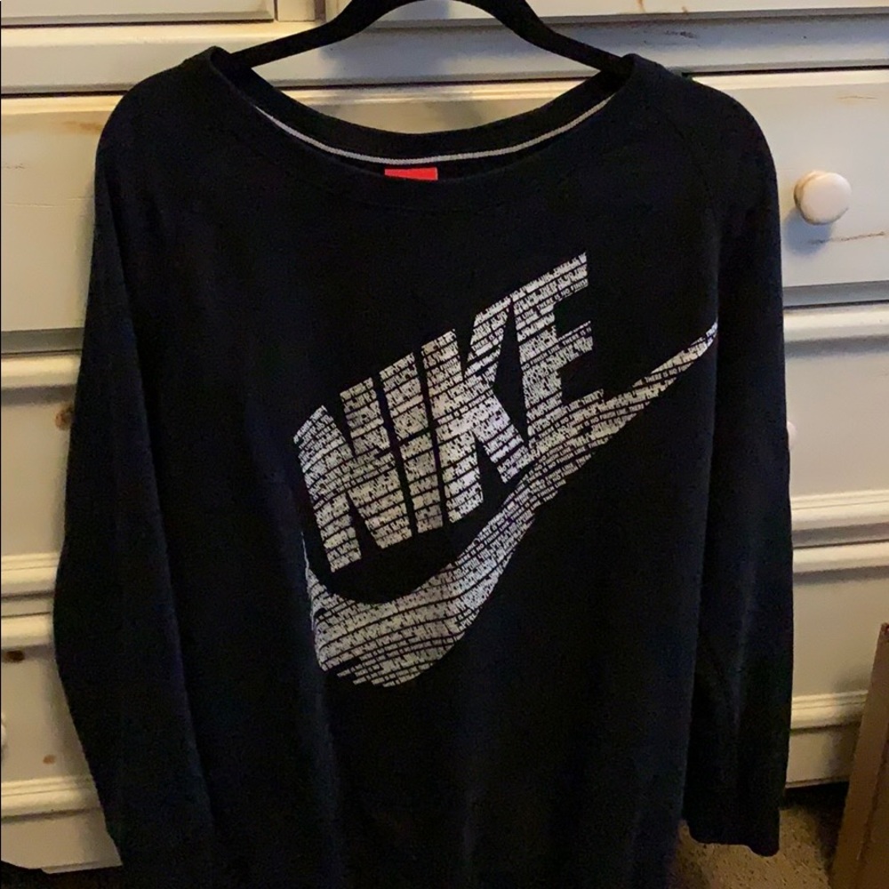 Black crew neck sweatshirt